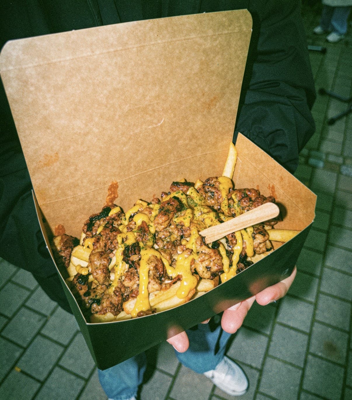 Loaded Beef Fries mit Cheddar- und Joppie-Sauce in der Box